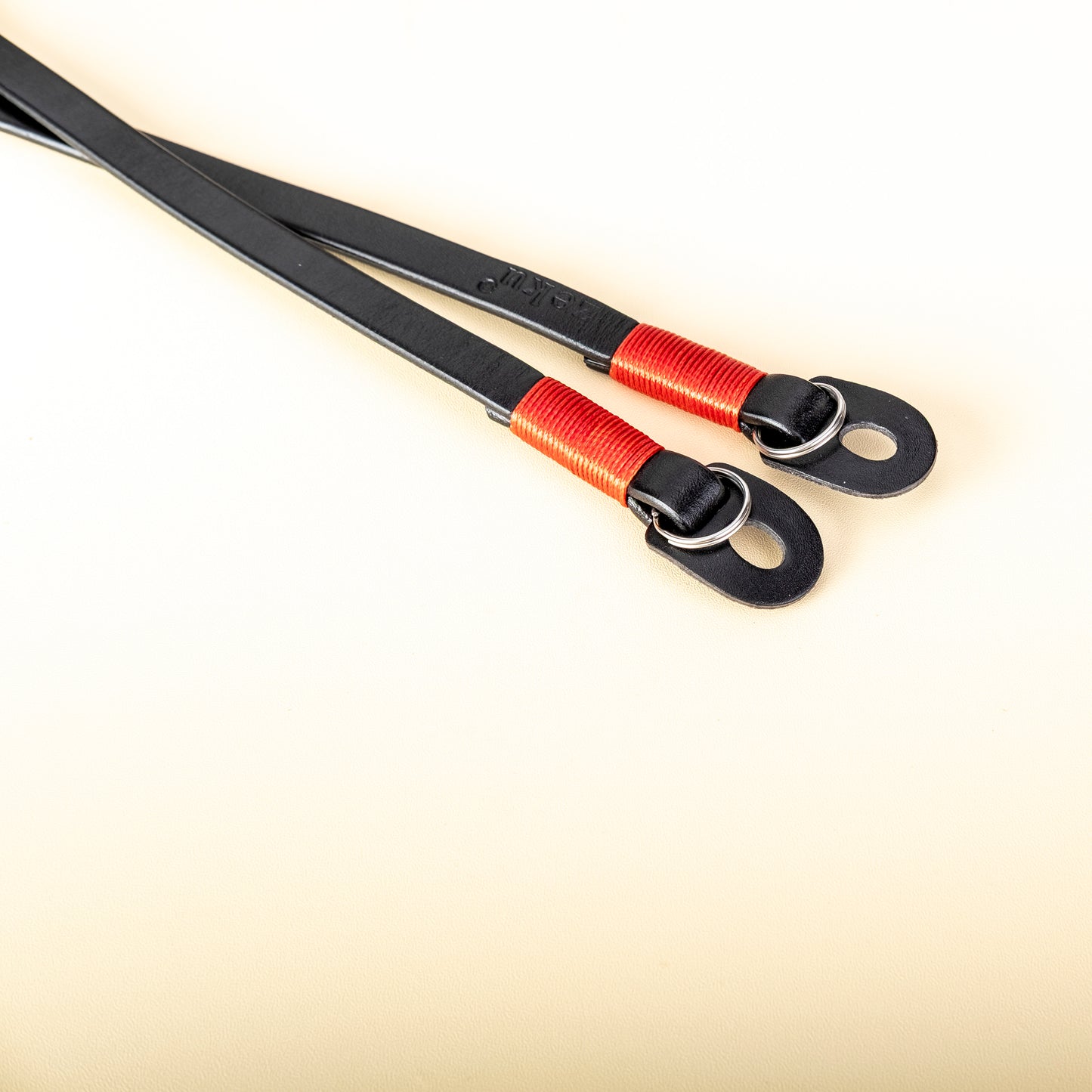 Schwarzer Kameragurt aus unbehandeltem Vintage-Rindsleder